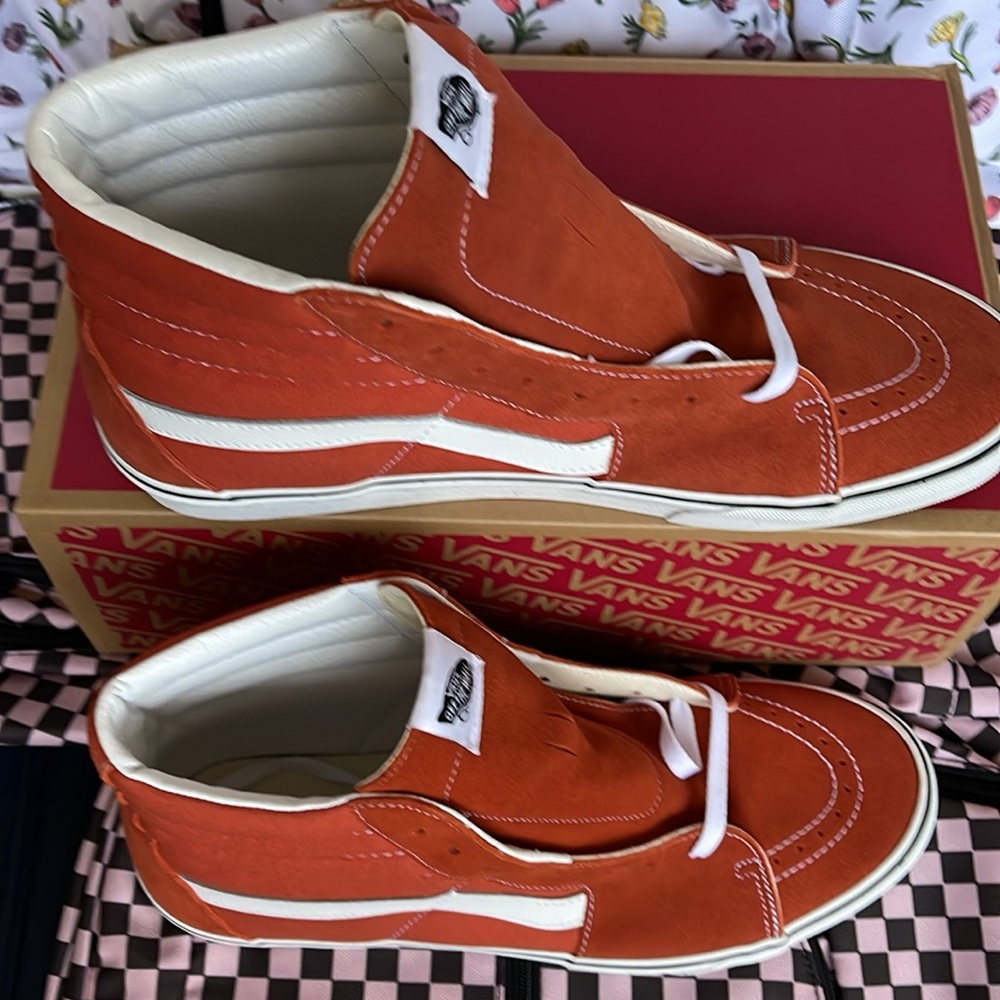 Vans WMNS Sk8-Hi
Color Theory Burnt Ochre
VN0005U9GWP
Sneakers - Picture 3 of 16